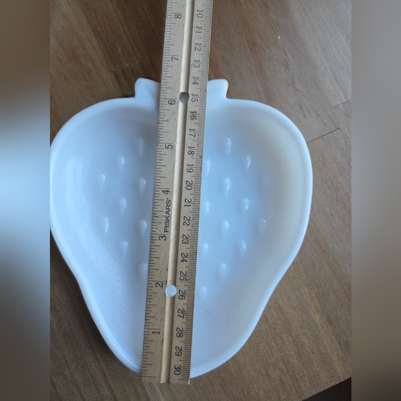 Milk Glass Strawberry Shaped Candy Relish Snack Dish Trinket Tray - Picture 5 of 6